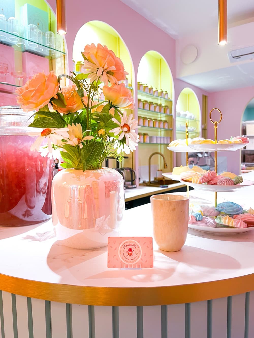 Comptoir avec fleurs et pâtisseries