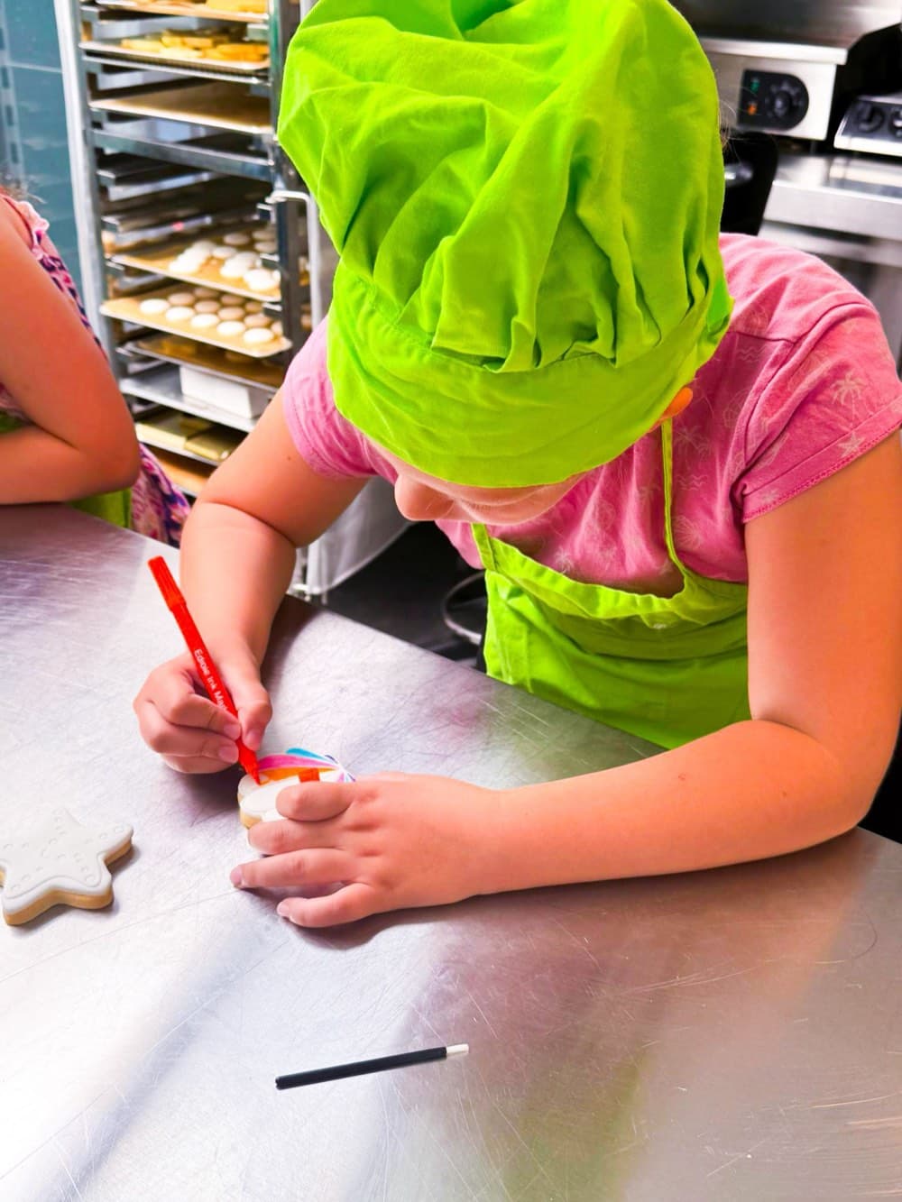 Enfant peignant un biscuit au pinceau