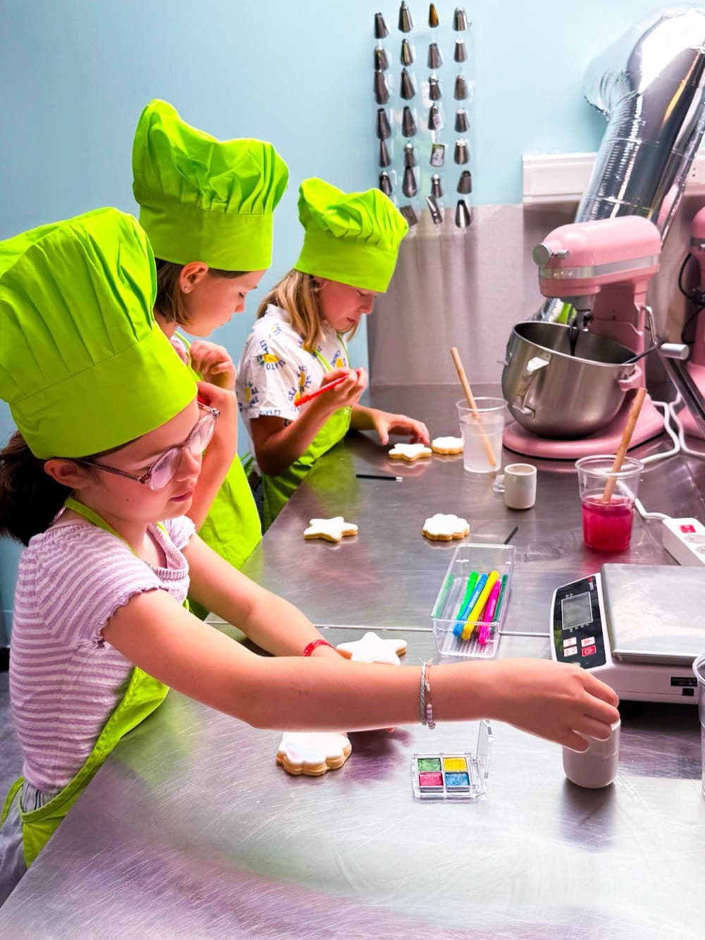Enfants en toques glaçant des biscuits