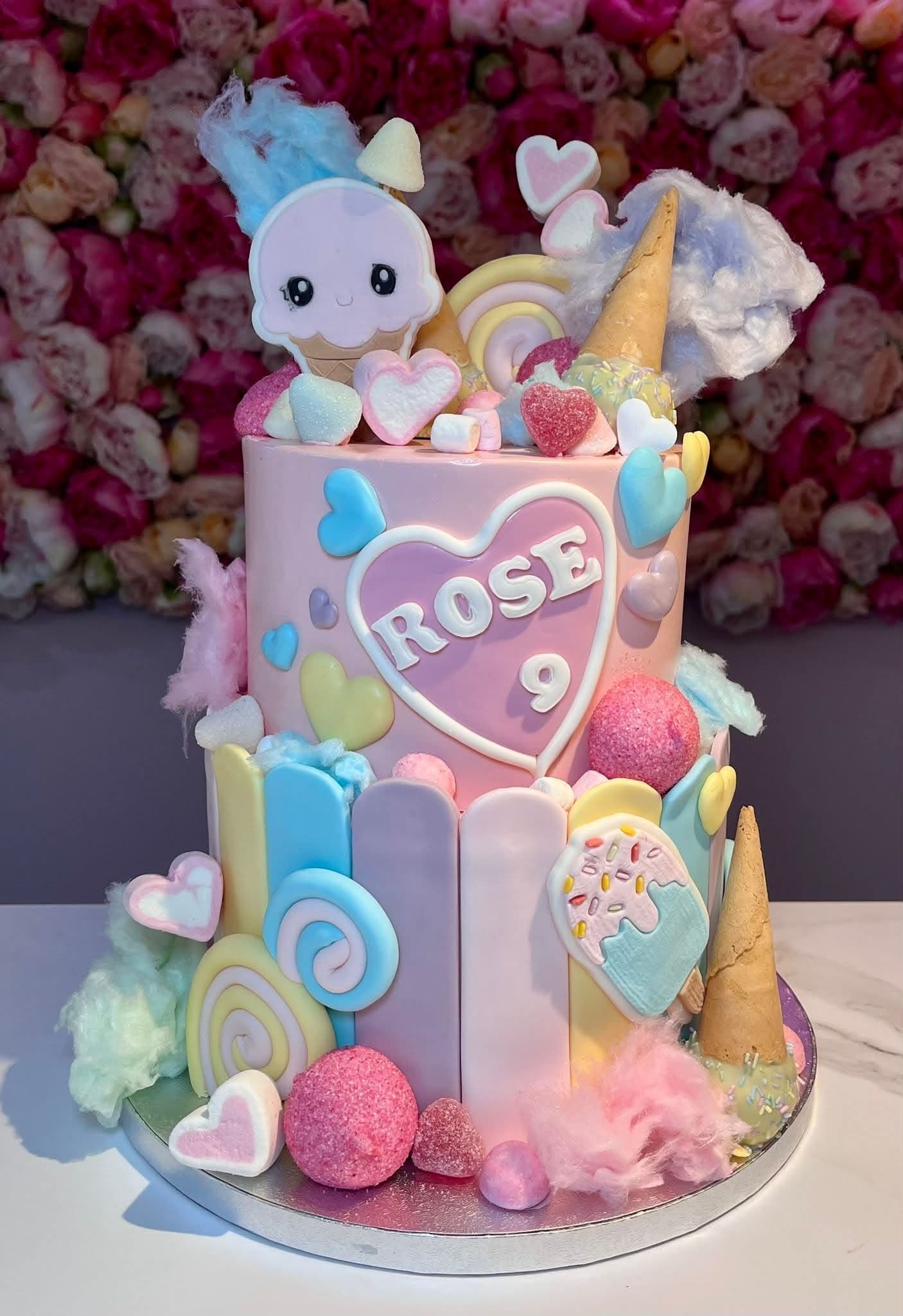Cake design — gâteau d'anniversaire pastel décoré de bonbons et cornets de glace